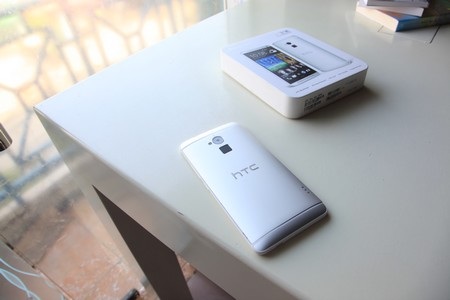 Cảm biến vân tay nổi bật ở mặt sau của One max