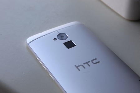 Cảm biến vân tay nổi bật ở mặt sau của One max