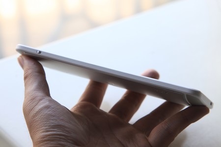 Cạnh trái chỉ bao gồm một chiếc lẫy nhỏ để mở lớp vỏ ở mặt sau One max