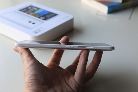 Cạnh phải với phím nguồn và phím điều chỉnh âm lượng