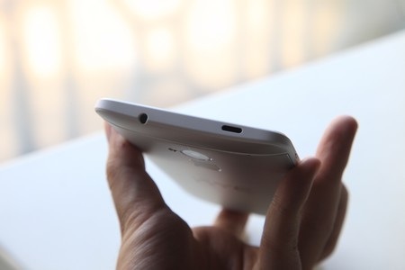 Giắc cắm phone và cổng hồng ngoại nằm ở cạnh trên