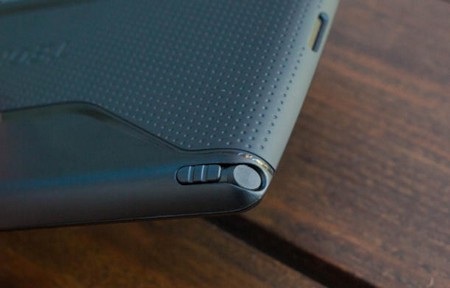 Nvidia ra mắt máy tính bảng cỡ nhỏ với sức mạnh ấn tượng - 3 Khe cắm viết stylus ở mặt sau của Tegra Note 7