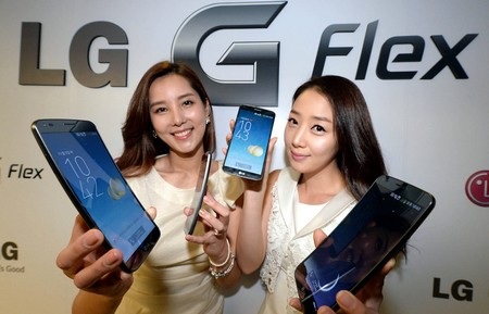 LG tiết lộ giá bán “chát” G Flex tại thị trường Hàn Quốc - 1 LG G Flex có giá bán khá cao tại thị trường Hàn Quốc