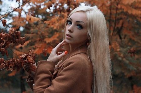 Thiếu nữ 20 tuổi có gương mặt giống hệt búp bê - 4 Video gương mặt của Alina Kovaleskya: