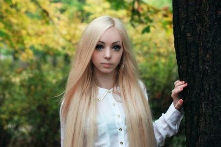 Thiếu nữ 20 tuổi có gương mặt giống hệt búp bê - 6 Video gương mặt của Alina Kovaleskya: