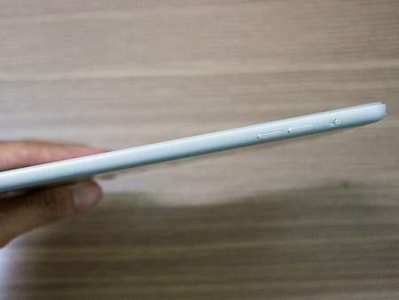 Cận cảnh iPad mini Retina màn hình siêu nét mới về Việt Nam - 10 Phím điều chỉnh âm lượng và phím tắt/mở tiếng ở cạnh phải