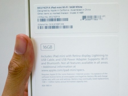 Cận cảnh iPad mini Retina màn hình siêu nét mới về Việt Nam - 2 Thông tin các phụ kiện in ở mặt sau vỏ hộp. Đây là phiên bản ổ cứng 16GB và chỉ hỗ trợ Wifi