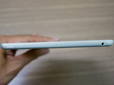 Cận cảnh iPad mini Retina màn hình siêu nét mới về Việt Nam - 8 Nút nguồn và giắc cắm phone ở cạnh trên của sản phẩm