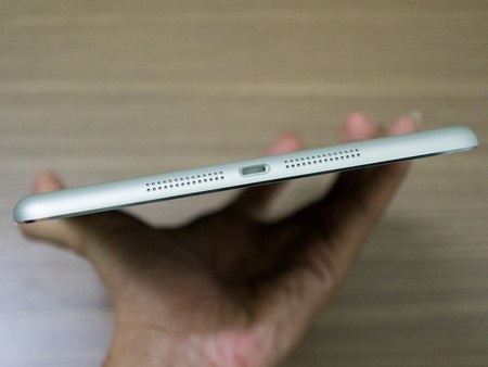 Cận cảnh iPad mini Retina màn hình siêu nét mới về Việt Nam - 9 Loa ngoài và cổng kết nối Lightning ở cạnh dưới