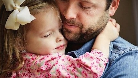 Xúc động với bộ ảnh người đàn ông góa vợ và con gái nhỏ - 15 Phạm Thế Quang Huy