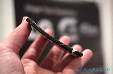 LG bắt đầu bán smartphone màn hình cong ra thị trường thế giới - 6 Thỏi pin có thiết kế dạng cong của G Flex