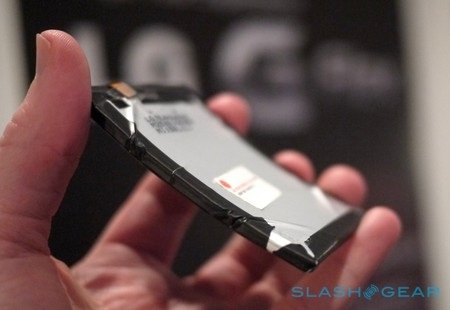 LG bắt đầu bán smartphone màn hình cong ra thị trường thế giới - 7 Thỏi pin có thiết kế dạng cong của G Flex