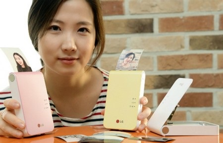 LG giới thiệu máy in ảnh bỏ túi dành cho smartphone và máy tính bảng - 1 Máy in ảnh bỏ túi của LG có kích thước tương đương chiếc máy ảnh du lịch