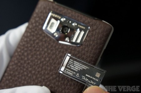 Bên trong nhà máy sản xuất siêu di động của Vertu - 17 Tên của nhân viên hoàn thành lắp ráp sản phẩm được khắc trên mỗi chiếc Vertu được xuất xưởng.