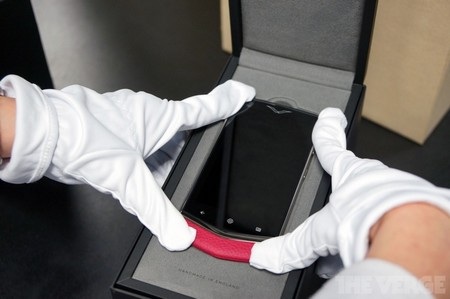 Bên trong nhà máy sản xuất siêu di động của Vertu - 18 Tên của nhân viên hoàn thành lắp ráp sản phẩm được khắc trên mỗi chiếc Vertu được xuất xưởng.