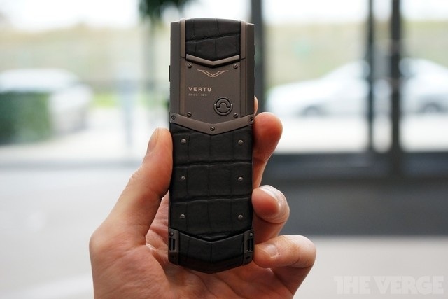 Bên trong nhà máy sản xuất siêu di động của Vertu - 23 Tên của nhân viên hoàn thành lắp ráp sản phẩm được khắc trên mỗi chiếc Vertu được xuất xưởng.