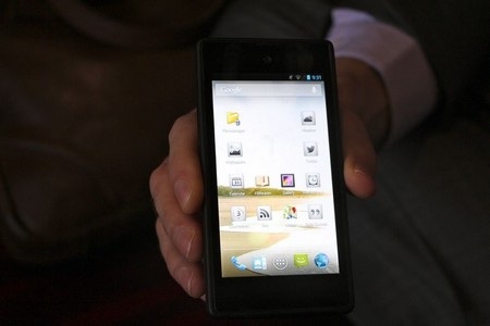 Smartphone 2 màn hình YotaPhone lên kệ với giá 600USD - 2 Màn hình LCD chính