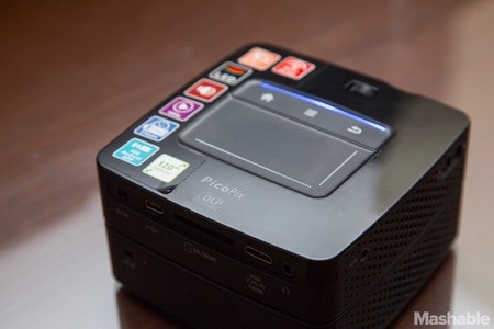 Máy chiếu hoạt động trên nền tảng Android xuất hiện tại CES 2014 - 1 Touchpad cảm ứng tích hợp trên Pico PPX3610 tương tự như trên laptop