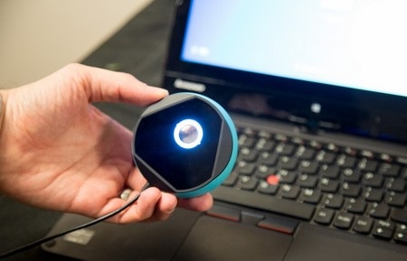 CES 2014: Xuất hiện thiết bị bảo mật máy tính bằng võng mạc mắt - 1 Myris có kích thước của một con chuột máy tính, kết nối với laptop thông qua cáp USB