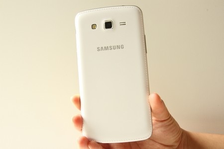 Đánh giá phablet tầm trung Galaxy Grand 2 của Samsung - 2 Mặt sau với các đường vân giả da giống Galaxy Note 3