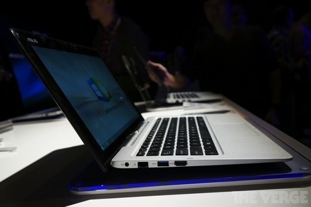 Asus ra mắt máy tính bảng sử dụng song song Windows và Android - 3 Kết nối với bàn phím để sử dụng như một laptop hoàn chỉnh