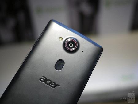 Smartphone đầu tiên kèm đèn flash dành cho camera trước - 5 Video thực tế Acer Liquid E3: