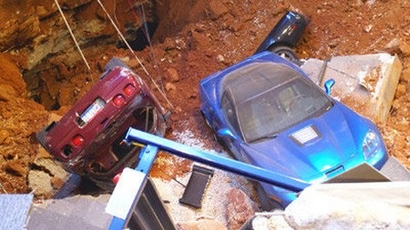 Những chiếc xe có giá trị cao bị vùi lấp và hư hại trong hố sâu