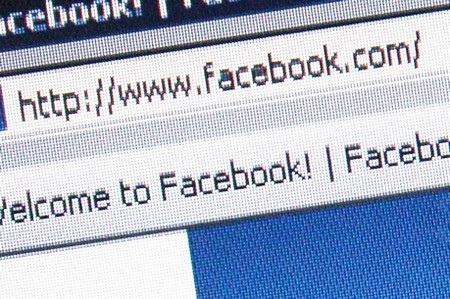 Facebook và những dấu mốc đáng nhớ trong 10 năm qua - 2 Tên miền Facebook.com được mua với giá 200.000USD