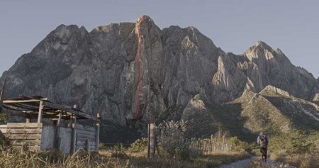 Tay không chinh phục vách núi cheo leo cao hơn 450 mét - 1 Ngọn núi El Sendero Luminoso mà Alex Honnold đã chinh phục