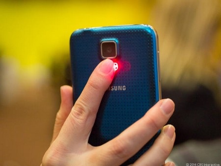 Trải nghiệm thực tế những tính năng nổi bật trên Galaxy S5 - 1 Cảm biến nhịp tim là chức năng rất được chú ý trên Galaxy S5