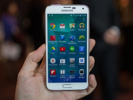 Phản ứng trái chiều về điện thoại Galaxy S5 - 2 Galaxy S5 khá giống với Galaxy S4, sự khác biệt chỉ nằm ở bên trong sản phẩm