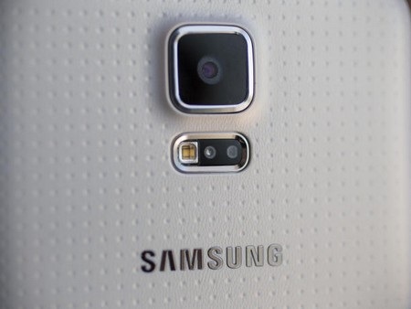Phản ứng trái chiều về điện thoại Galaxy S5 - 3 Cảm biến nhịp tim là một trong những tính năng mới được đánh giá cao trên Galaxy S5