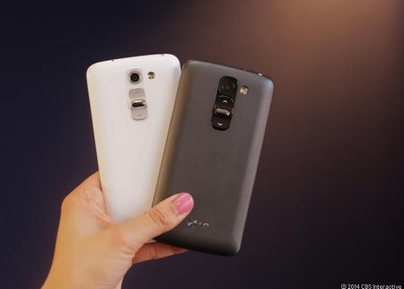 Cận cảnh phiên bản thu nhỏ của smartphone “bom tấn” LG G2 - 3 Các phím điều khiển nằm ở mặt sau của máy