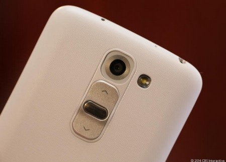 Cận cảnh phiên bản thu nhỏ của smartphone “bom tấn” LG G2 - 6 Cận cảnh camera và các phím điều khiển