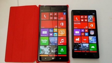 Lumia Icon màn hình 5-inch với cấu hình “khủng” trình làng - 1 Lumia Icon (phải) trông khá nhỏ bé khi đặt cạnh chiếc phablet Lumia 1520