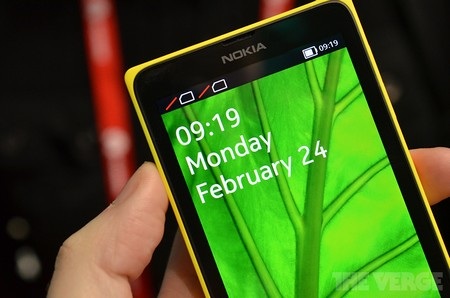 Ảnh thực tế smartphone đầu tiên chạy Android của Nokia - 1 Nokia X có thiết kế khá giống Lumia 525 cũng như một chiếc Asha của Nokia