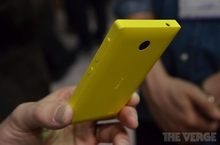 Ảnh thực tế smartphone đầu tiên chạy Android của Nokia - 3 Thoạt nhìn có thể tưởng nhầm đây là một chiếc điện thoại thuộc dòng Asha