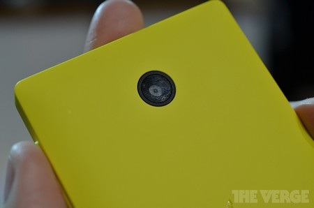 Ảnh thực tế smartphone đầu tiên chạy Android của Nokia - 4 Camera 3 megapixel nhưng không kèm đèn flash