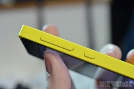 Ảnh thực tế smartphone đầu tiên chạy Android của Nokia - 5 Nút nguồn và điều chỉnh âm lượng