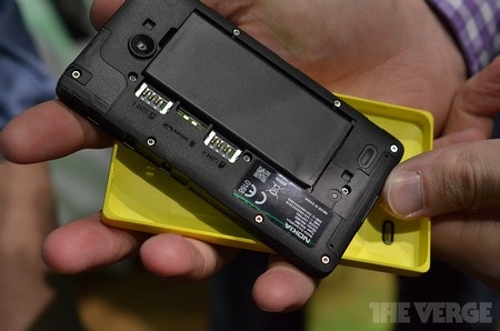 Ảnh thực tế smartphone đầu tiên chạy Android của Nokia - 6 2 khe cắm SIM và khe cắm thẻ nhớ nằm ở bên dưới nắp pin