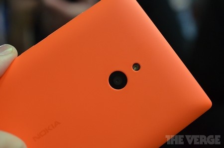 Ảnh thực tế smartphone đầu tiên chạy Android của Nokia - 8 Mặt sau của Nokia XL được trang bị thêm đèn flash, camera được nâng lên thành 5 megapixel