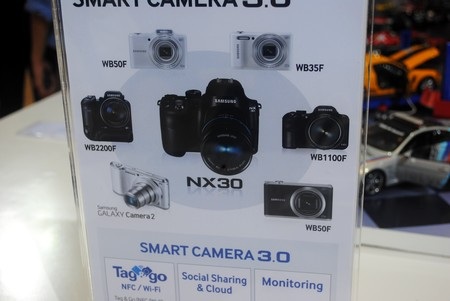 NX30 là phiên bản nâng cấp của chiếc máy ảnh không gương lật NX20 Samsung ra mắt hồi năm ngoái.