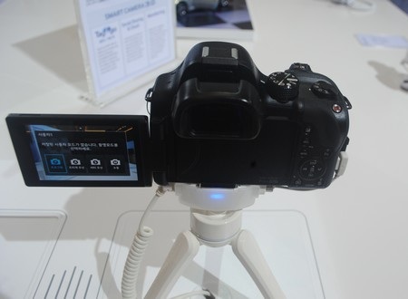 Màn hình phía sau của máy cũng điều chỉnh được nhiều góc độ khác nhau.