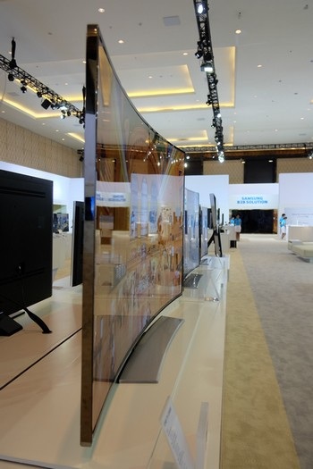 Đây là loạt tivi màn hình cong đầu tiên trên thế giới có độ phân giải Ultra HD.
