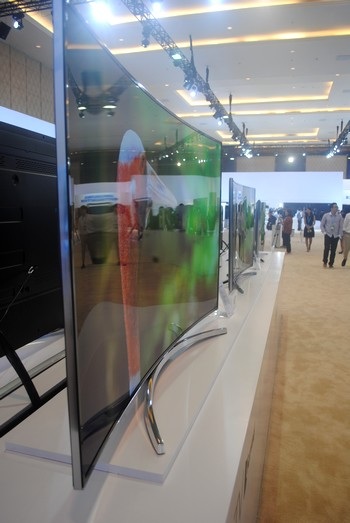 Đây là loạt tivi màn hình cong đầu tiên trên thế giới có độ phân giải Ultra HD.