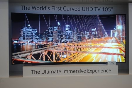 Tivi màn hình cong 105-inch, “ngôi sao sáng” tại SEA Forum năm nay
