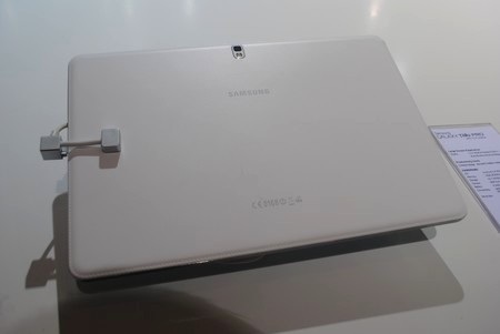 Mặt sau với các đường vân giả da tương tự như trên Galaxy Note 3 