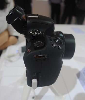 Máy ảnh NX30 với ống kính ngắm có thể điều chỉnh góc độ