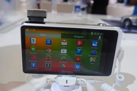 Galaxy Camera 2 không có nhiều thay đổi về  thiết kế so với phiên bản đầu tiên