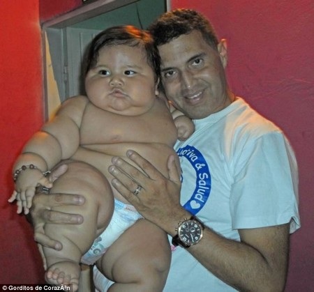 Mới 8 tháng tuổi nhưng bé trai Santiago Mendoza đã nặng tương đương em bé 6 tuổi